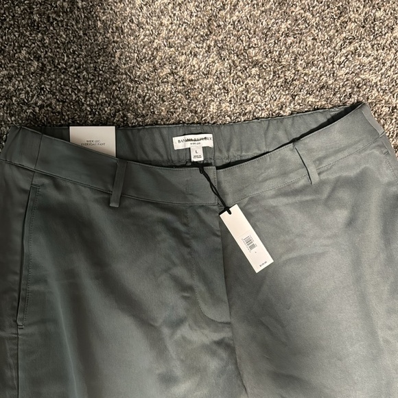 NWT! Banana Republic Gray Succulent 
The Everyday Wide Leg Pant - Size Large - Picture 7 of 8